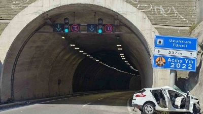 Otomobil t&uuml;nel girişindeki tabelaya ok gibi saplandı