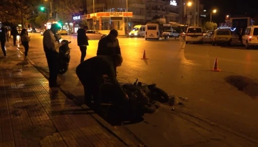 Otomobil U d&ouml;n&uuml;ş&uuml; yaparken motosiklet ile kafa kafaya &ccedil;arpıştı
