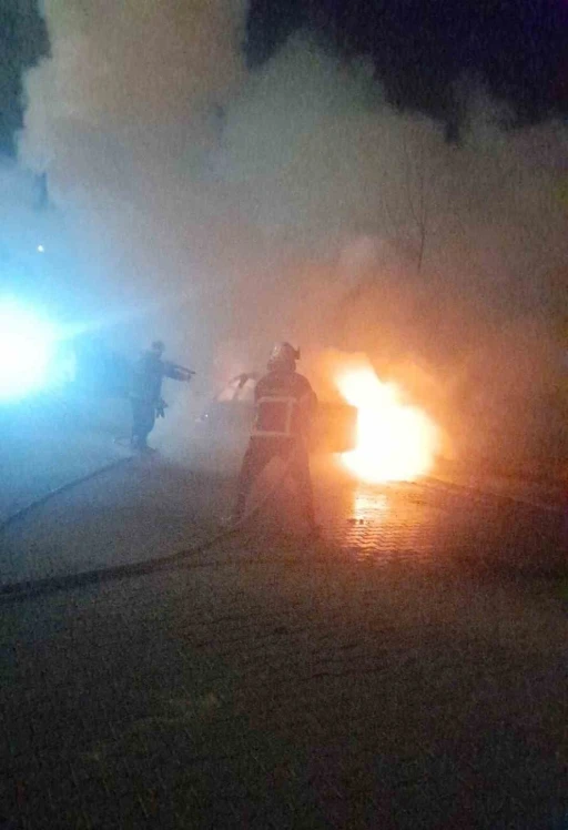 Otomobil yangını itfaiye ekiplerince s&ouml;nd&uuml;r&uuml;ld&uuml;
