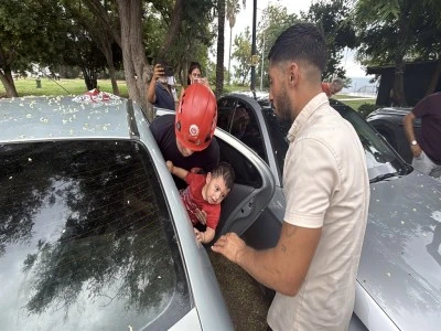 Otomobilde kilitli kalan 1 yaşındaki Firuz'u itfaiye kurtardı
