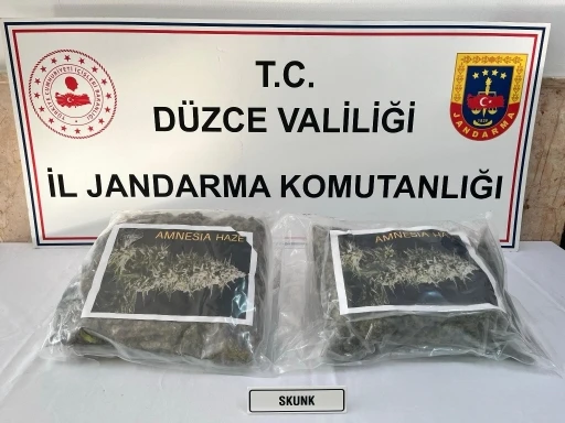 Otomobildeki valizin i&ccedil;inden uyuşturucu &ccedil;ıktı
