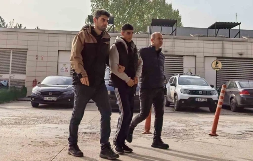 Otomobili d&uuml;z kontak yapıp &ccedil;alan hırsız tutuklandı