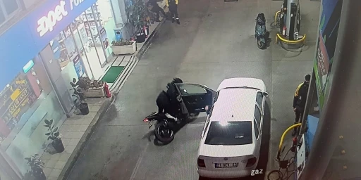 Otomobilin a&ccedil;ılan kapısına &ccedil;arpan motosiklet s&uuml;r&uuml;c&uuml; hastanelik oldu

