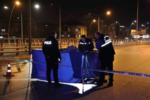 Otomobilin &ccedil;arpması sonucu metrelerce savrulan gen&ccedil; motokurye hayatını kaybetti
