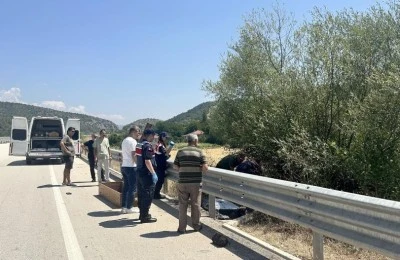 Otomobilin &ccedil;arptığı bisikletli ağacın altında &ouml;l&uuml; bulundu,