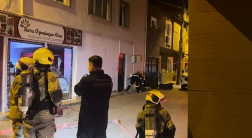 Otomobilin &ccedil;arptığı doğalgaz kutusuna patladı