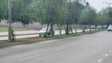 Otomobilin &ccedil;arptığı gen&ccedil; &ouml;ğretmen hayatını kaybetti