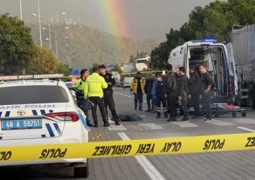 Otomobilin &ccedil;arptığı kadın hayatını kaybetti