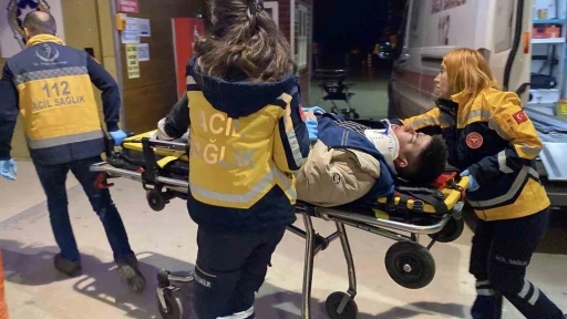 Otomobilin &ccedil;arptığı motosikletin s&uuml;r&uuml;c&uuml;s&uuml; ağır yaralandı