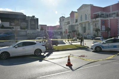 Otomobilin &ccedil;arptığı yaya &ouml;ld&uuml;