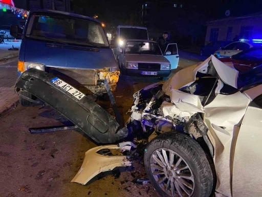 Otomobilin hurdaya d&ouml;nd&uuml;ğ&uuml; kazada s&uuml;r&uuml;c&uuml;n&uuml;n burnu bile kanamadı
