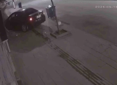 Otomobiliyle iş yerine &ccedil;arpan s&uuml;r&uuml;c&uuml; ka&ccedil;tı