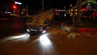 Otomobille &ccedil;arpışan ara&ccedil; ters d&ouml;nd&uuml;: 2 yaralı