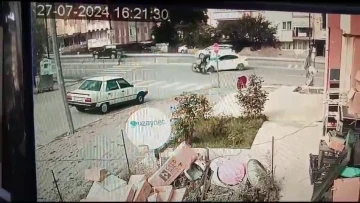 Otomobille &ccedil;arpışan bisikletli savruldu, o anlar kameraya yansıdı
