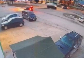 Otomobille &ccedil;arpışan dolmuşun devrildiği anlar kamerada
