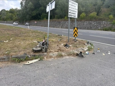 Otomobille &ccedil;arpışan elektrikli bisikletin s&uuml;r&uuml;c&uuml;s&uuml; &ouml;ld&uuml;