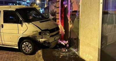 Otomobille &ccedil;arpışan minib&uuml;s d&uuml;kkana daldı: 2 yaralı