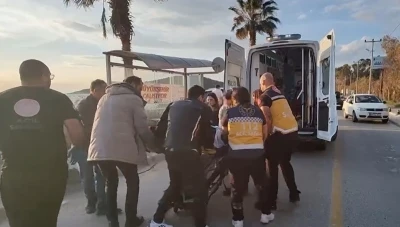 Otomobille &ccedil;arpışan motosiklet durağa daldı: 2 yaralı