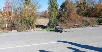Otomobille &ccedil;arpışan motosikletin s&uuml;r&uuml;c&uuml;s&uuml; hayatını kaybetti