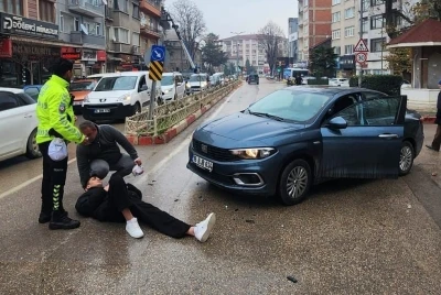 Otomobille &ccedil;arpışan motosikletin s&uuml;r&uuml;c&uuml;s&uuml; yaralandı