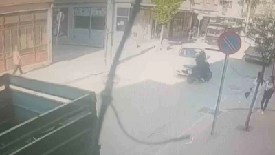 Otomobille &ccedil;arpışan motosikletli yaralandı: Kaza anı kamerada
