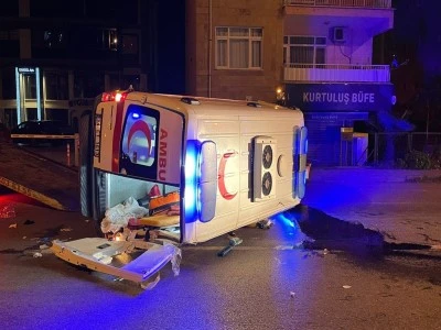 Otomobille hasta taşıyan ambulans &ccedil;arpıştı; 5 yaralı