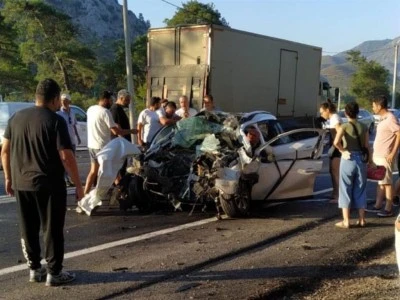 Otomobille kamyon &ccedil;arpıştı; Efe Mert &ouml;ld&uuml;, anne ve babası ağır yaralandı