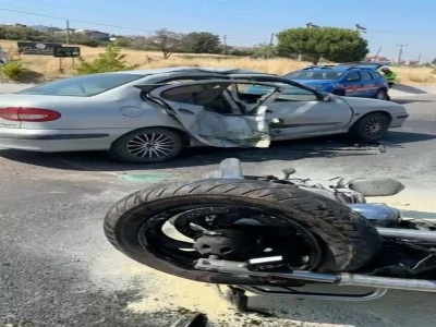 Otomobille motosiklet &ccedil;arpıştı: 2'si Rus uyruklu toplamda 6 yaralı