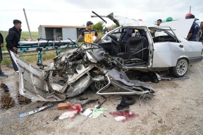 Otomobiller &ccedil;arpıştı: 2 &ouml;l&uuml;, 7 yaralı