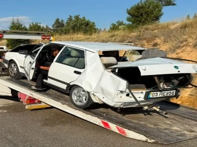 Otomobiller kafa kafaya &ccedil;arpıştı: 1 &ouml;l&uuml;, 7 yaralı
