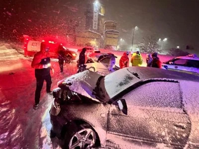 Otomobiller, kafa kafaya &ccedil;arpıştı; 2'si &ccedil;ocuk 7 yaralı