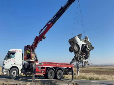 Otomobiller kafa kafaya &ccedil;arpıştı: 4 &ouml;l&uuml;, 4 yaralı