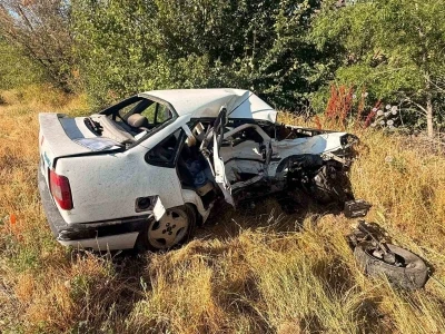 Otomobillerin &ccedil;arpıştığı kazada bir kişi &ouml;ld&uuml; 3 kişi yaralandı