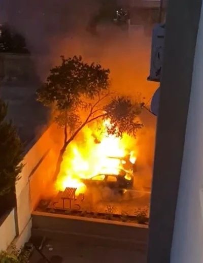 Otoparktaki 2 l&uuml;ks ara&ccedil; yanarak k&uuml;le d&ouml;nd&uuml;
