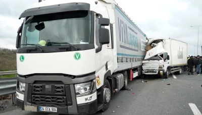 Otoyolda geri geri gelen tıra kamyonet &ccedil;arptı: 1 &ouml;l&uuml;, 1 yaralı