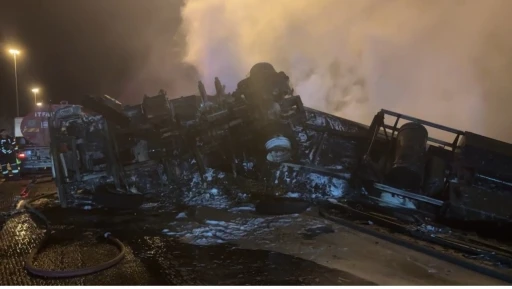 Otoyolda kaza yapan tır alev alev yandı: S&uuml;r&uuml;c&uuml; hayatını kaybetti