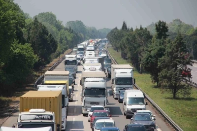 Otoyolda lastiği patlayan tır, bariyerlere &ccedil;arptı: B&ouml;lgede uzun ara&ccedil; kuyrukları oluştu
