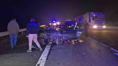 Otoyolda &ouml;nce ref&uuml;je sonra bariyerlere &ccedil;arpan otomobil hurdaya d&ouml;nd&uuml;: 4 yaralı
