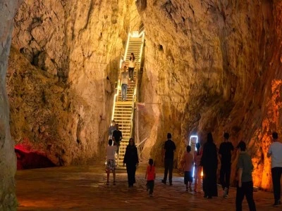 Oylat Mağarası, d&ouml;rt mevsim sabit sıcaklığıyla ilgi g&ouml;r&uuml;yor