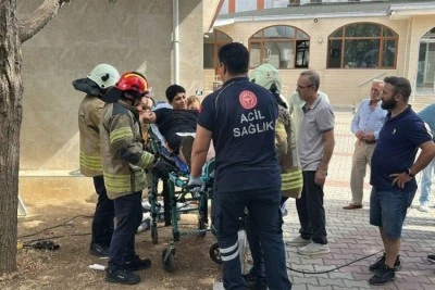 Oyun oynarken bacağına demir saplandı