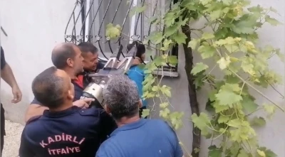 Oyun oynarken kafası demir parmaklığa sıkışan &ccedil;ocuk