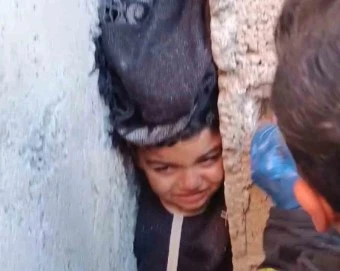 Oyun oynarken kafası iki duvar arasına sıkışan &ccedil;ocuk