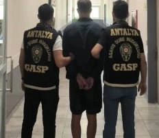 Oyuncak tabanca ile iş yeri soymaya &ccedil;alıştı