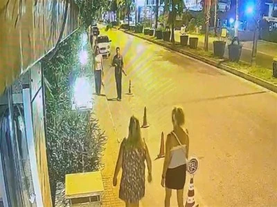 Oyuncak t&uuml;fekle sokakta dolaşınca g&ouml;zaltına alındı