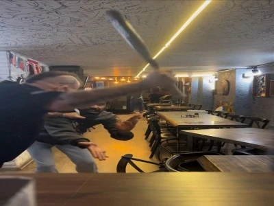 Oyuncu Bahadır &Uuml;nl&uuml; hırsızlık yaptığı iddiasıyla &ccedil;alışanını beyzbol sopasıyla darbetti