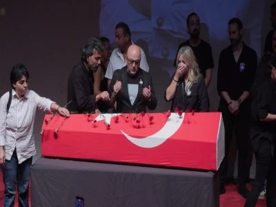Oyuncu Serhat Kılı&ccedil; i&ccedil;in Harbiye Muhsin Ertuğrul Sahnesi'nde anma t&ouml;reni yapıldı