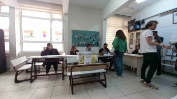 Oyuncular Berrak T&uuml;z&uuml;nata&ccedil; ve Serenay Sarıkaya oylarını kullandı
