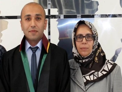 &Ouml;z annesini d&ouml;verek &ouml;ld&uuml;ren avukat