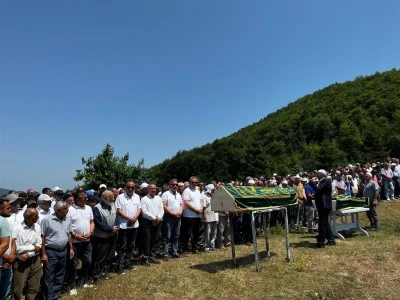 &Ouml;z annesini ve babasını bı&ccedil;akla &ouml;ld&uuml;rd&uuml;