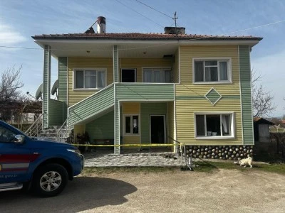 &Ouml;z babasını bı&ccedil;aklayarak &ouml;ld&uuml;rd&uuml;